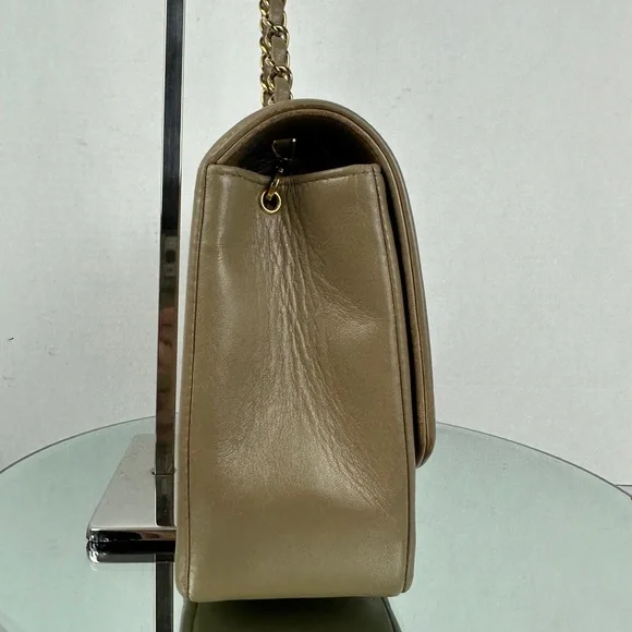 CHANEL DIANA FLAP BAG MEDIUM GHW - Picture 5 of 15